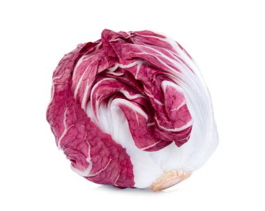 beyaz arka plan üzerinde izole kırmızı radicchio bütün