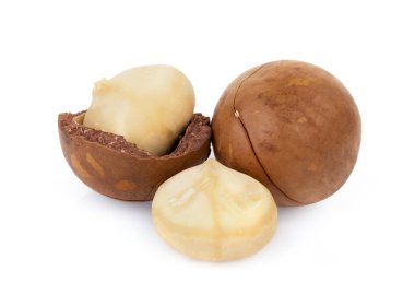 beyaz arka plan üzerinde izole kabuklu macadamia meyve