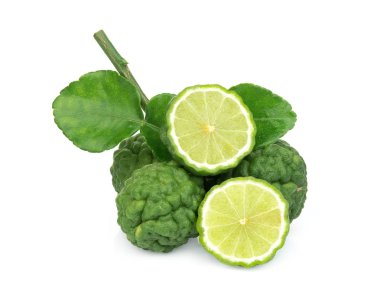 Bergamot meyvesi ya da beyaz arkaplanda yaprağı olan kaffir