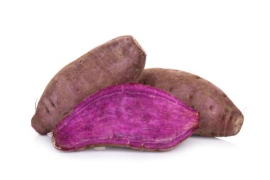 mor tatlı patates ya da beyaz arkaplanda izole edilmiş tatlı patates