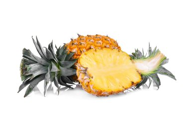 Beyaz arkaplanda izole edilmiş ananas meyvesi