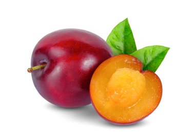 Beyaz arka planda yaprak izole edilmiş vişne kırmızısı eriğin tamamı.