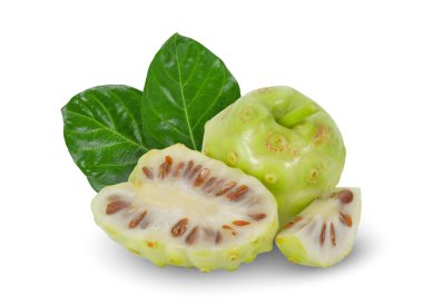 beyaz arkaplanda yaprak ile noni veya morinda citrifolia