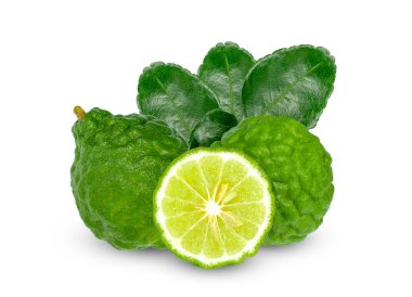 Bergamot meyvesi ya da beyaz arkaplanda yaprağı olan kaffir