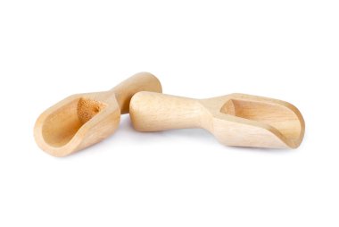 Beyaz arkaplanda izole ahşap kepçe