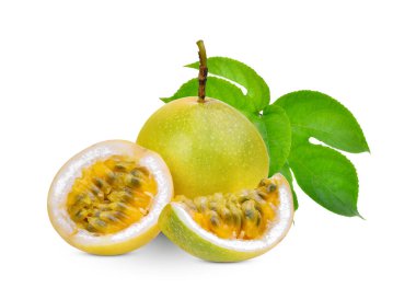 Beyaz arka planda yapraklı tutku meyvesi