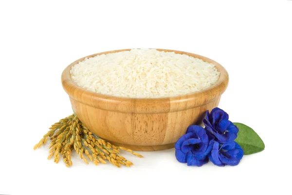 泰姬菊米 在木制碗中 有未碾碎的米和蝴蝶豌豆 背景为白色 — 图库照片