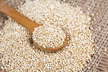 Quinoa bir tahta kaşık