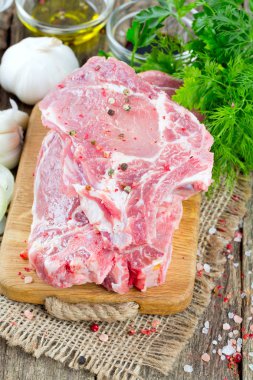 ahşap masa üzerinde çiğ biftek