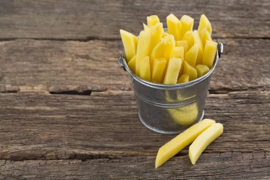 ahşap masa üzerinde bir demet doğranmış patates