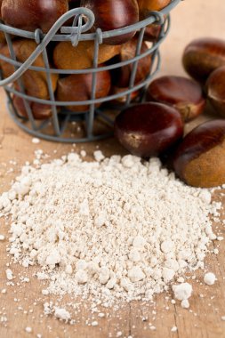 ahşap masa üzerinde Kestane unu