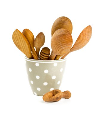 Ahşap mutfak malzemesi üzerinde beyaz izole bir fincan