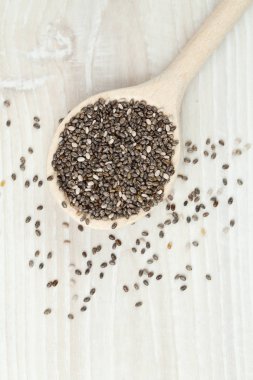 bir kaşık ahşap yüzeyde Chia tohum