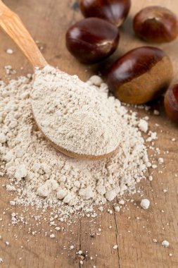 bir tahta kaşık Kestane unu