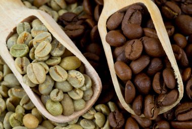 Yeşil ve kavrulmuş kahve çekirdeği.