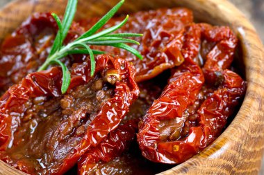 kurutulmuş domates zeytinyağı Ahşap yüzeyi ile