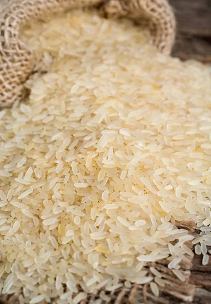 Parboiled Reis Auf Hölzerner Oberfläche — Stockfoto