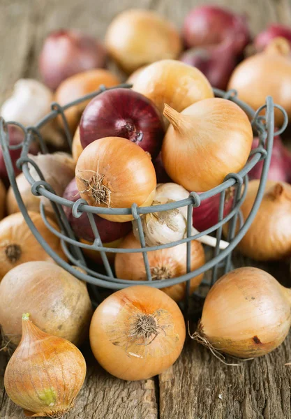 Cebola Vermelha Amarela Uma Cesta Ferro Superfície Madeira — Fotografia de Stock