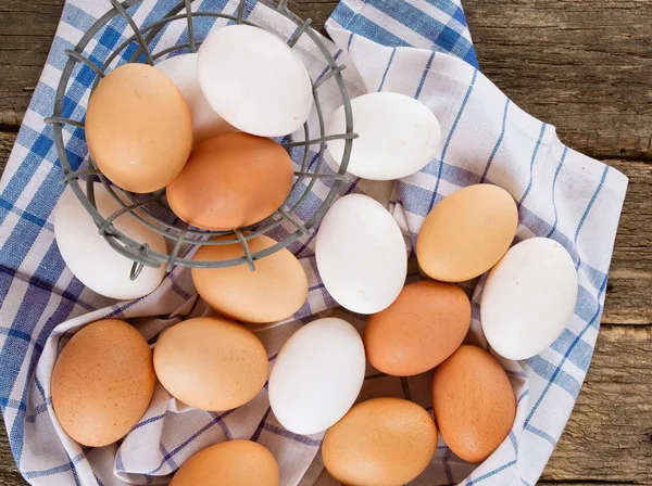 Свежие Яйца Железной Корзине — стоковое фото