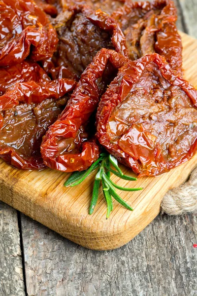 Tomates Secos Sol Com Azeite Superfície Madeira — Fotografia de Stock