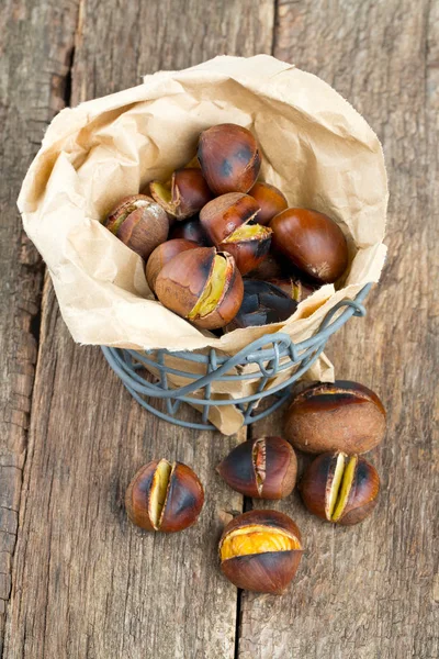 Castanhas Assadas Superfície Madeira — Fotografia de Stock