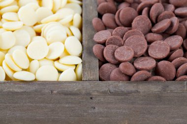 İştah açıcı çikolata çikolata şekerleme hazırlamak için damla