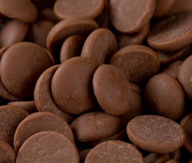 İştah açıcı çikolata çikolata şekerleme hazırlamak için damla