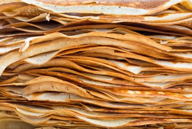 beyaz izole bir plaka üzerinde krep yığını 