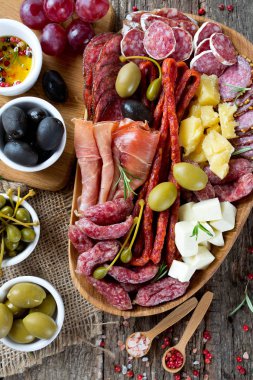 antipasti ve farklı et ve peynir ürünleri ile yemek tabağı