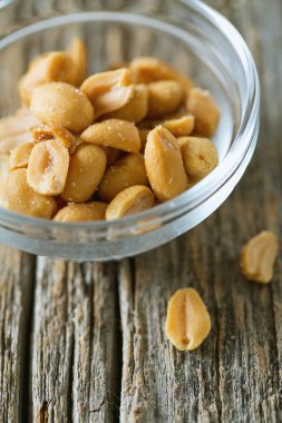 bir kase tuzlu kavrulmuş fıstık