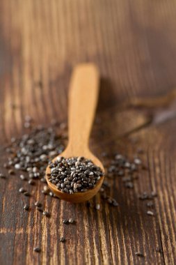 Tahta kaşıkta chia tohumları