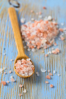 ahşap yüzey üzerinde pembe Himalaya tuz