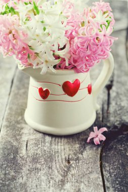 ahşap masa üstünde sümbül buket