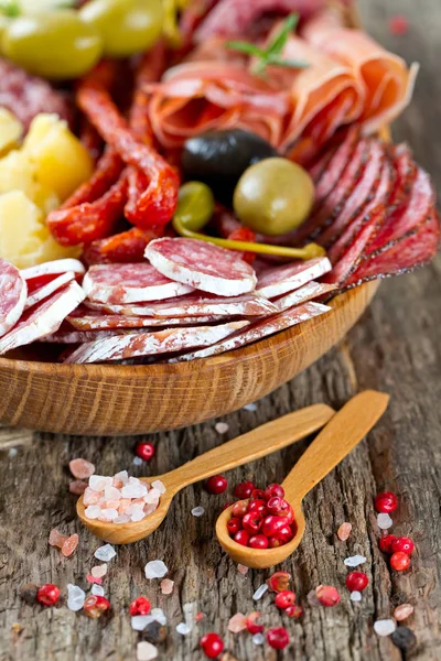 antipasti ve farklı et ve peynir ürünleri ile yemek tabağı