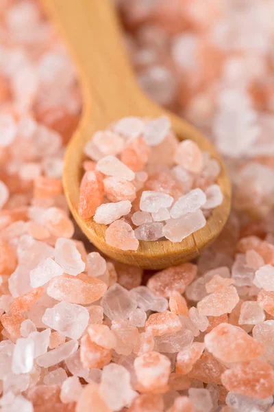在木表面上的喜马拉雅粉红色盐 — 图库照片