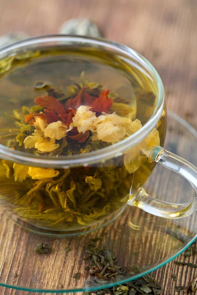 Thé Vert Exotique Avec Des Fleurs Dans Une Tasse Verre — Photo