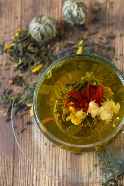 Cam Kupası Nda Çiçeklerle Egzotik Yeşil Çay — Stok fotoğraf