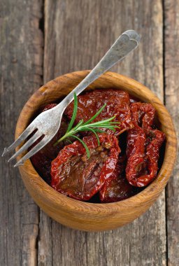 kurutulmuş domates zeytinyağı Ahşap yüzeyi ile