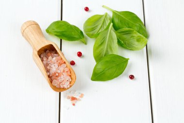 Ahşap yüzeyde taze fesleğen yaprağı