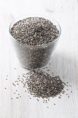 ahşap yüzey üzerinde bir kasede Chia tohum