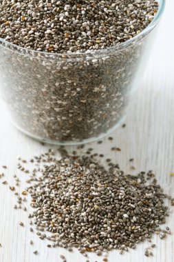 ahşap yüzey üzerinde bir kasede Chia tohum