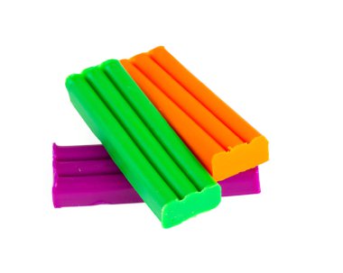 Yeni renkli hamuru üzerine beyaz izole