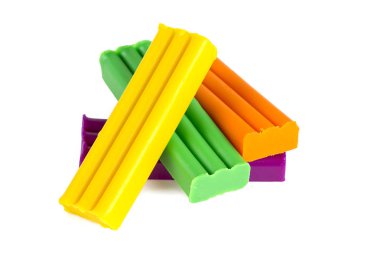 Yeni renkli hamuru üzerine beyaz izole