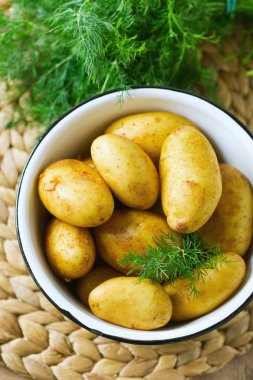 ahşap yüzey üzerinde ham bebek patates