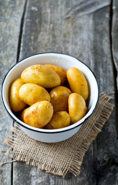 ahşap yüzey üzerinde ham bebek patates