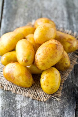 ahşap yüzey üzerinde ham bebek patates