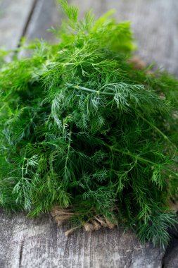 demet dereotu ahşap yüzey üzerinde