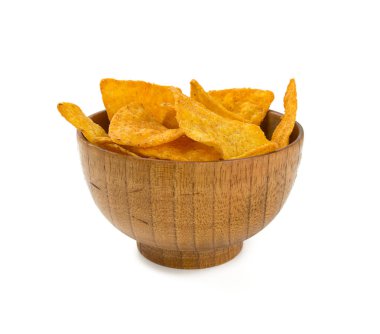 beyaz izole bir ahşap kase tortilla cips