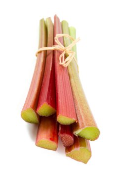 Beyaz arka plan üzerinde izole ravent taze kesilmiş kaynaklanıyor