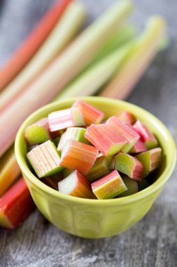 taze ahşap yüzeyde ravent parçalar koparıp